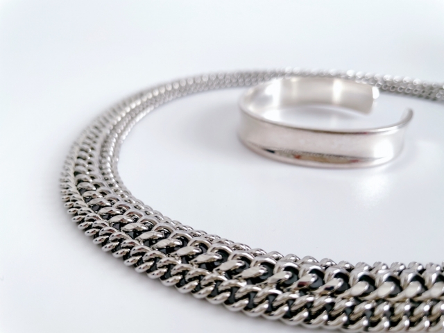 メンズのチェーンネックレスとバングル