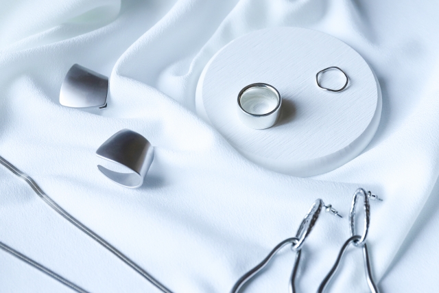 いろいろな種類のシルバーアクセサリー