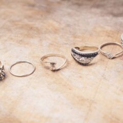 メンズリングのつけ方とは？指ごとの意味やつけ方のポイントを解説