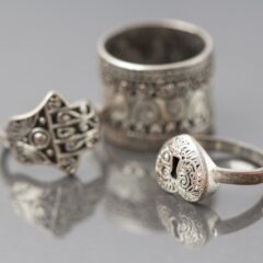 メンズリングの選び方とは？似合わない原因とつけ方を解説します