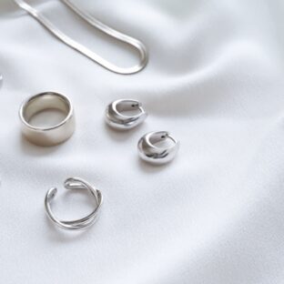 イヤーカフのつけ方とは？おすすめの位置や痛くなりにくいコツを解説