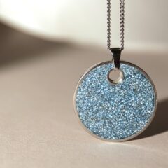 ネックレスがずれるのはナゼ？原因とずれを防止する対処法を紹介