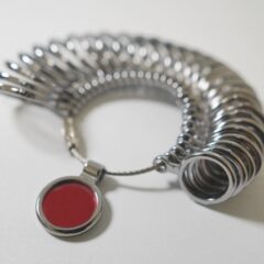 家でも簡単にできる指輪のサイズの測り方！測る時のポイントも解説