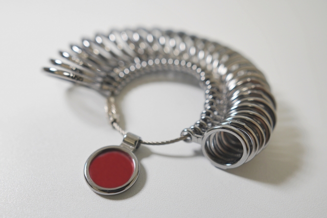 指輪のサイズを測る道具「リングゲージ」