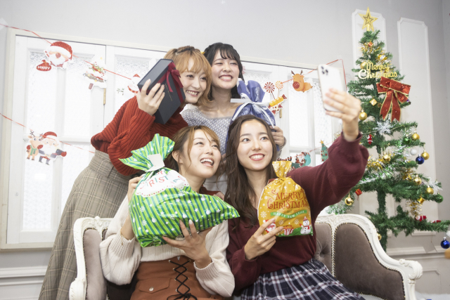 クリスマス女子会を楽しむ女性たち