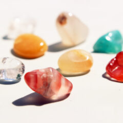 誕生石とパワーストーンの違いは？天然石や宝石の定義も併せて解説