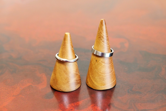 フリーサイズの指輪の大きさを調整するのに使えるリングスタンド