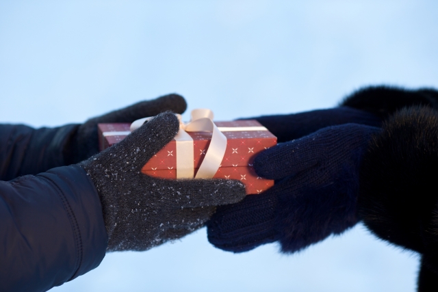 彼女にクリスマスプレゼントを渡すカップル