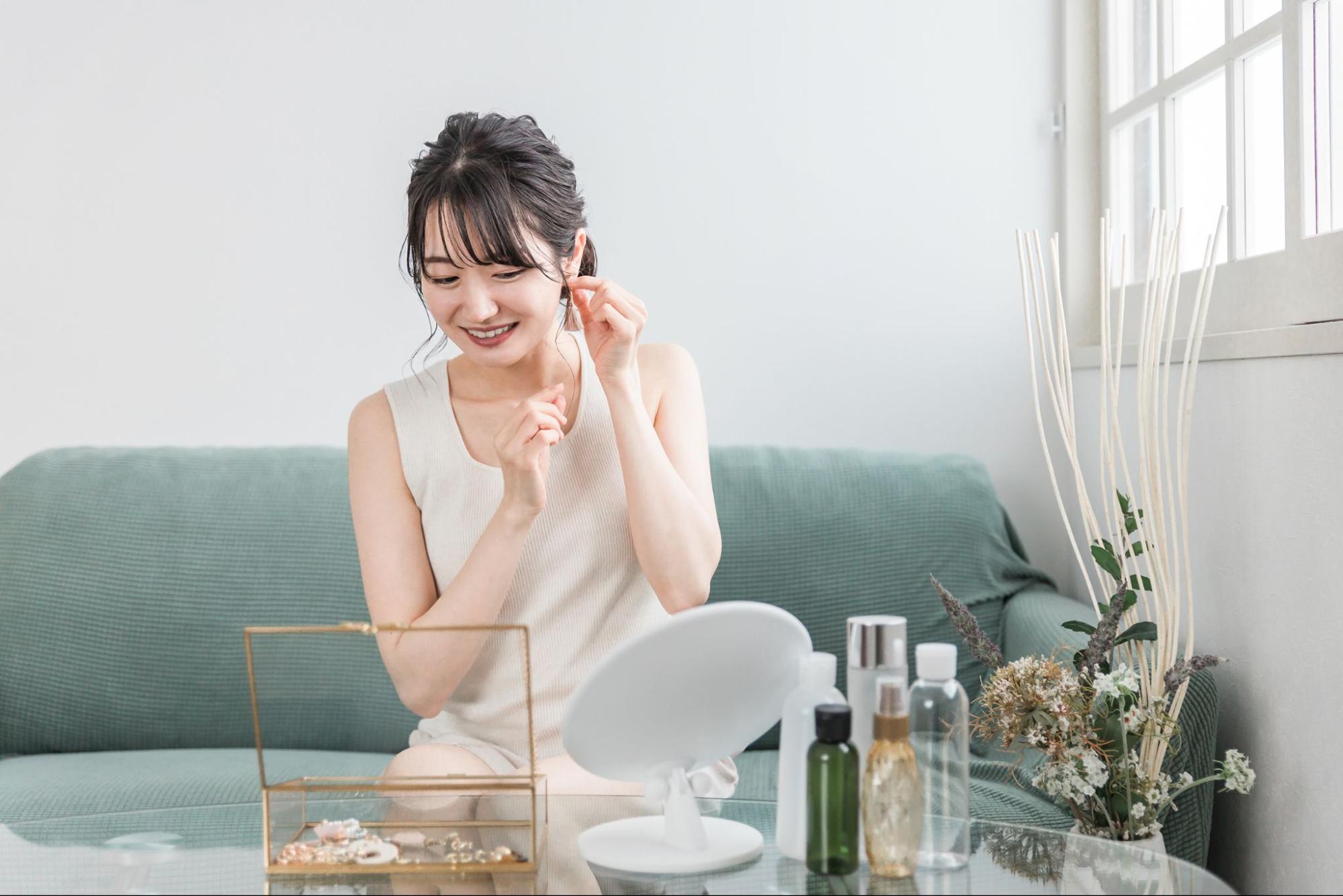 アクセサリーを選ぶ女性